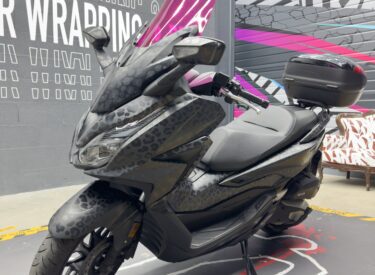 Marquage motif Léopard en Total Covering x Honda Forza